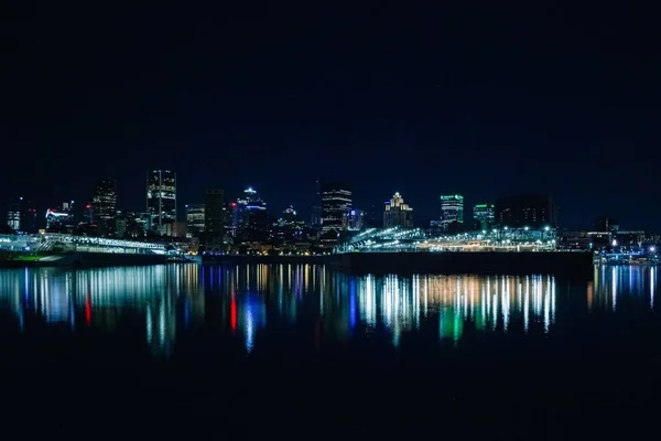 Bonito parque Dieppe linha do horizonte da noite do porto com reflexos de luz coloridos no rio — Fotografia de Stock