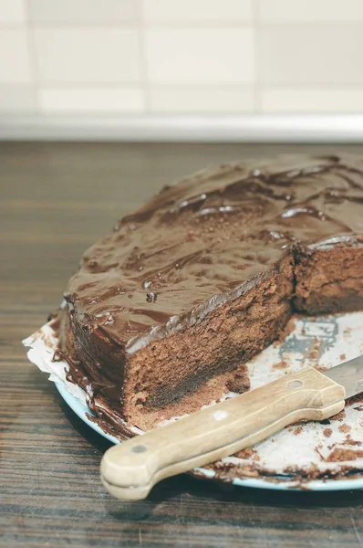 Close-up hoge hoek schot van een half gesneden chocoladetaart — Stockfoto