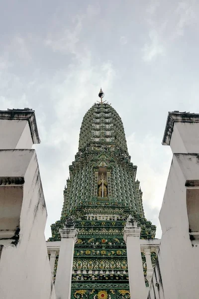 Nízký úhel záběr krásného chrámu v Thajsku — Stock fotografie