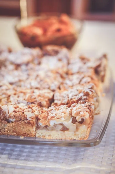 Gros plan sur une délicieuse tarte aux pommes fraîchement cuite — Photo