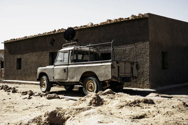 Vecchio camion di fronte ad un campo profughi — Foto Stock