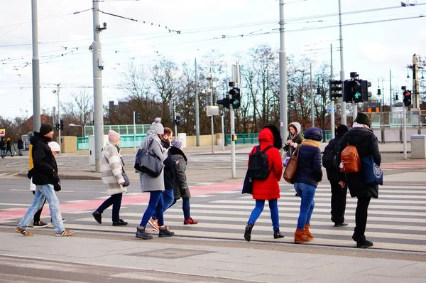 Познан Польша Февраля 2020 Года Группа Людей Начинает Ходить Переходу — стоковое фото