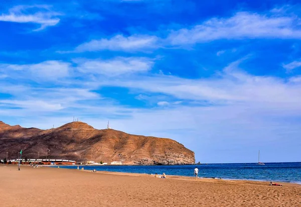 Όμορφο τοπίο μιας παραλίας με ένα τεράστιο σχηματισμό βράχων στα Κανάρια Νησιά, Ισπανία — Φωτογραφία Αρχείου
