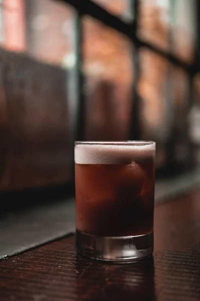 Close Uma Bebida Alcoólica Fria Com Gelo Mesa Madeira Sob — Fotografia de Stock