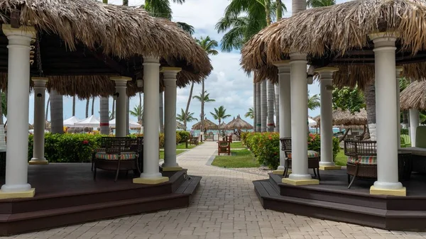 With thatched roofs in Aruba beach — Stock Photo, Image