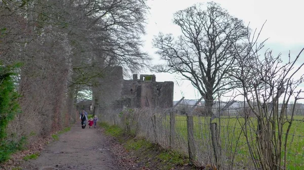 Ruta cercada que conduce al Castillo de Goodrich en Herefordshire, Inglaterra. —  Fotos de Stock