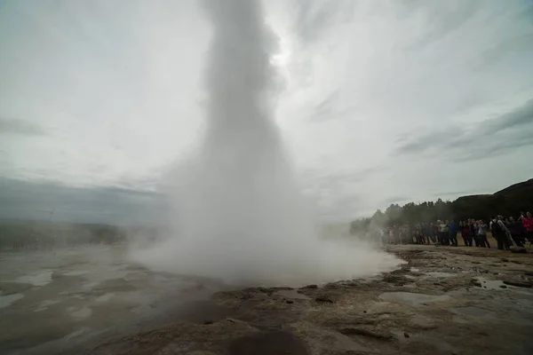 Geyser with people standing around it — Stock Photo, Image