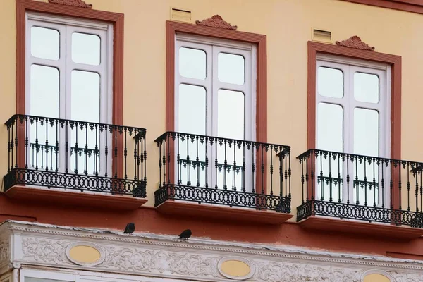 Bella vista di un vecchio edificio con balconi in una giornata di sole — Foto Stock