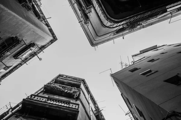 Grayscale low angle shot of apartments — Foto de Stock