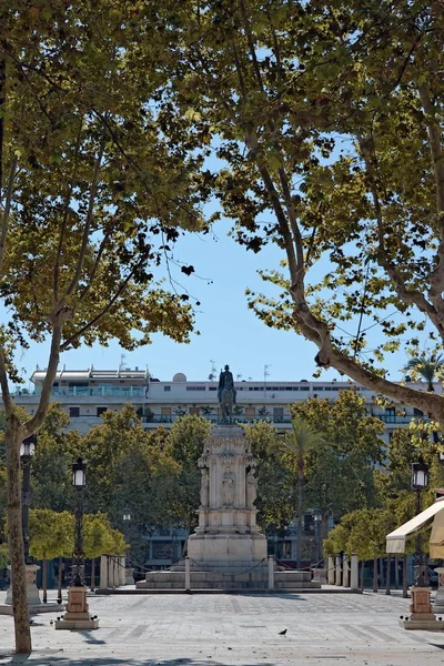 Vue verticale d'un bâtiment entouré d'arbres — Photo