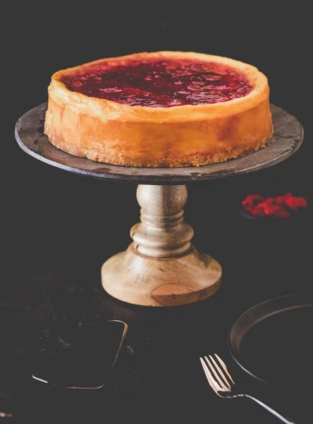 Schöne Aufnahme der Torte auf dem Ständer mit schwarzem Hintergrund — Stockfoto