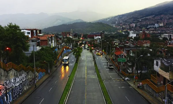 Foto angular de los coches en las calles de una ciudad situada junto a la montaña — Foto de Stock