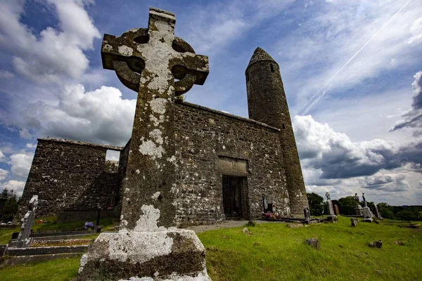 Lage hoek opname van een oude grafsteen in een geruïneerde kerk in county Mayo, Republiek Ierland — Stockfoto