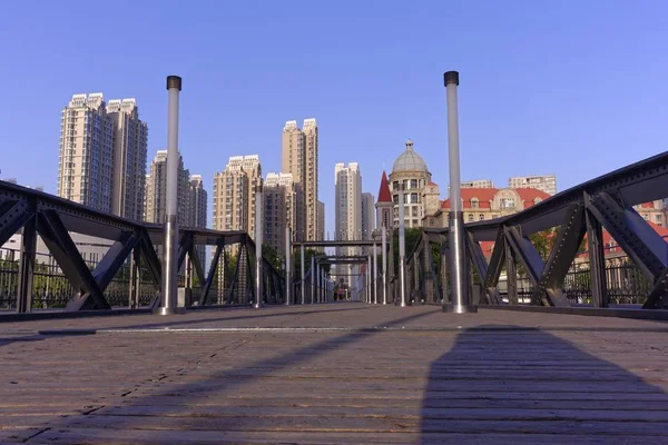 Foto gran angular de los rascacielos de una ciudad durante el día. —  Fotos de Stock