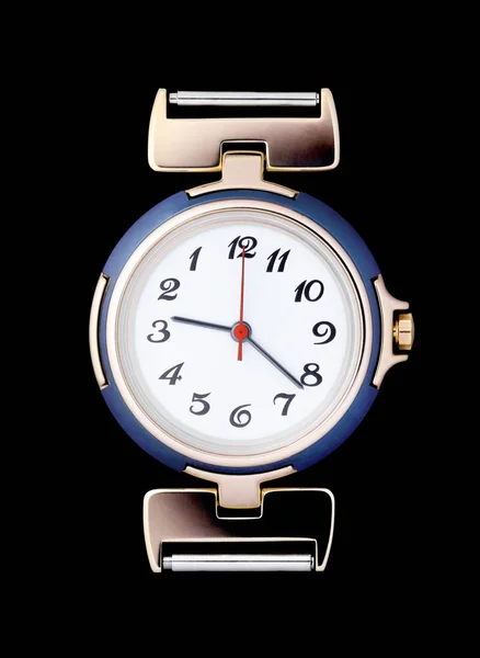 Foto vertical de un reloj hermoso para una persona de la izquierda con un fondo negro de campo. — Foto de Stock
