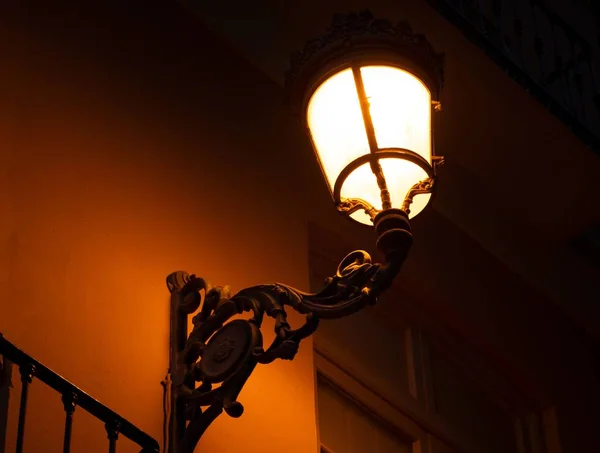 Foto en ángulo bajo de una luz de calle por la noche — Foto de Stock