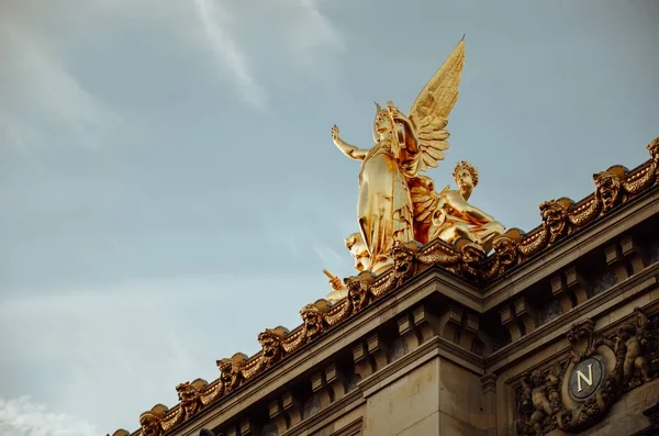 Vista inferior da estátua dourada de uma mulher com asas em Paris, França — Fotografia de Stock