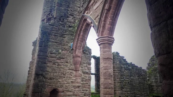Foto en ángulo bajo de un arco en las ruinas del Castillo de Goodrich en Herefordshire, Inglaterra. — Foto de Stock
