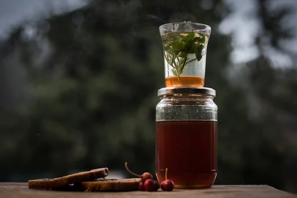 Foto de cierre de una bebida casera saludable en un jarro con un fondo desenfocado. — Foto de Stock
