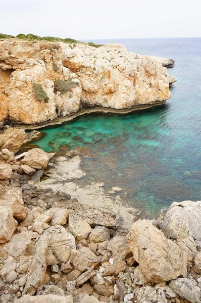 Zdjęcie pionowe Parku Narodowego Przylądek Greco Ayia na Cyprze — Zdjęcie stockowe