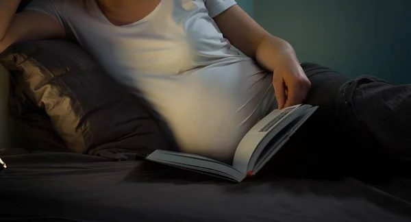 Мбаппе снял беременную женщину, читающую книгу в своей постели — стоковое фото