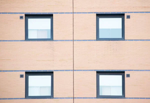 Egy négyablakos épület bézs homlokzata — Stock Fotó
