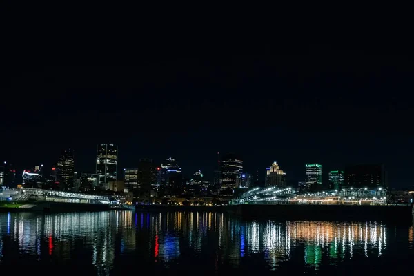 Güzel Dieppe Park limanı gece silueti Nehirde renkli ışık yansımaları — Stok fotoğraf