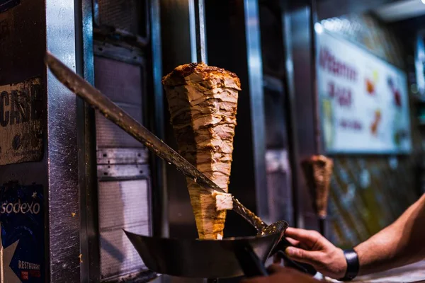 Messa a fuoco selettiva di una persona che taglia la carne di shawarma — Foto Stock