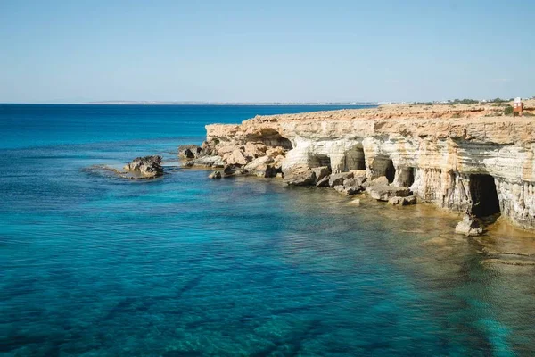 Groothoekopname van de Zee Grotten in Cyprus overdag — Stockfoto