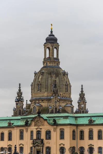 뒤에 구름낀 하늘을 배경으로 한 Frauenkirche Dresden 의 수직 사진 — 스톡 사진