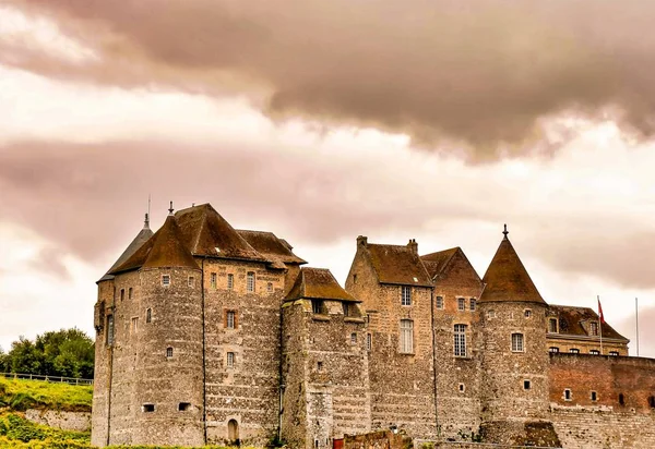 Beroemd gebouw van Dieppe in Normandië onder een adembenemende bewolkte lucht — Stockfoto