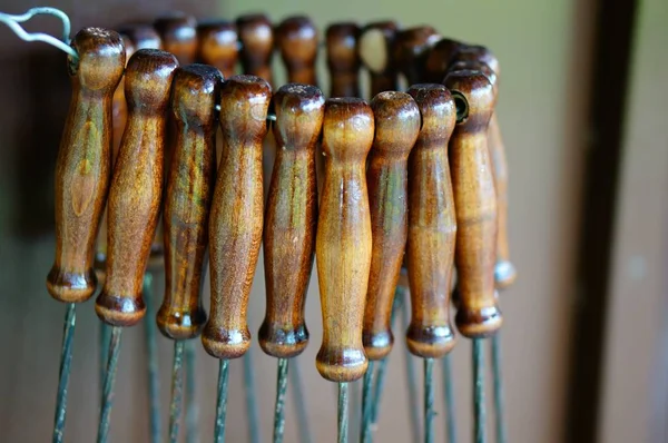 Prachtige opname van de metalen barbeque roosterstokken met houten handlers — Stockfoto