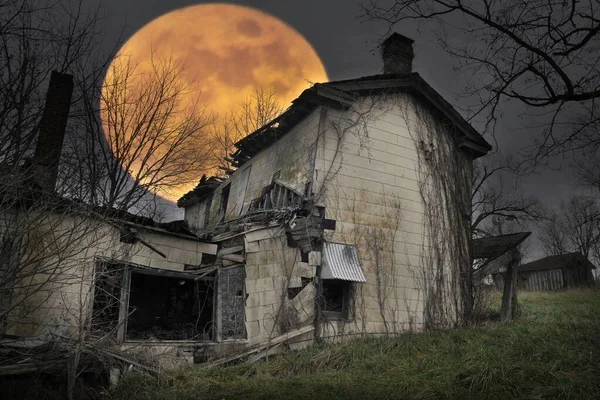 Una Casa Colonica Abbandonata Con Una Bella Luna Piena Raccolto — Foto Stock