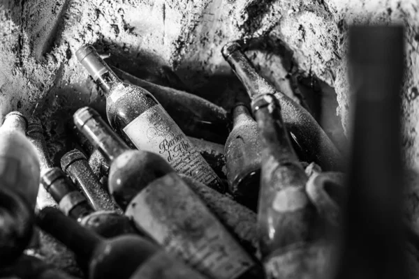 Alba イタリア 2016年7月28日 ランゲのセラーにある古いワインボトルは イタリアのピエモンテ州です — ストック写真
