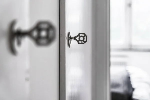 ประตูวินเทจที่มีกุญแจในหลุมกุญแจ — ภาพถ่ายสต็อก