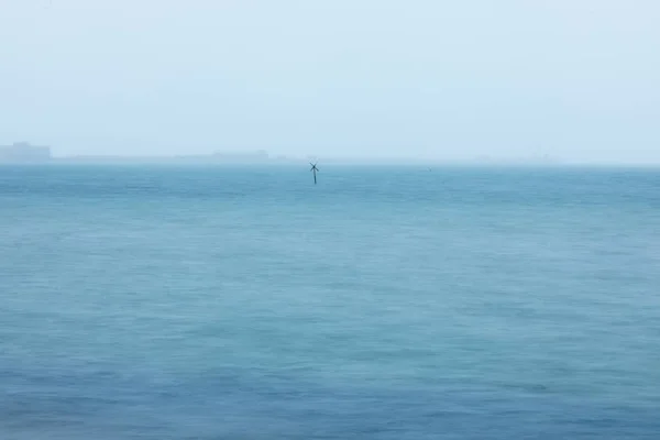 Lövés a tenger a Sandsfoot Beach, Dorset, Egyesült Királyság alatt ködös időjárás — Stock Fotó