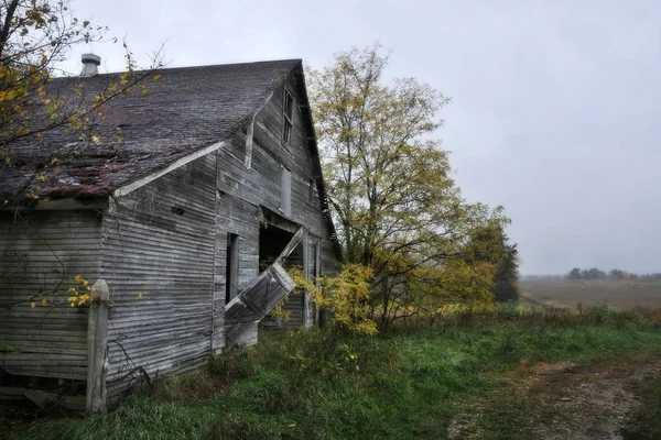 Belle photo d'une grange en bois altérée dans les régions rurales du Missouri par une journée sombre — Photo