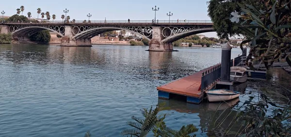 Grande ângulo de disparo de uma ponte atravessando a água durante o dia — Fotografia de Stock