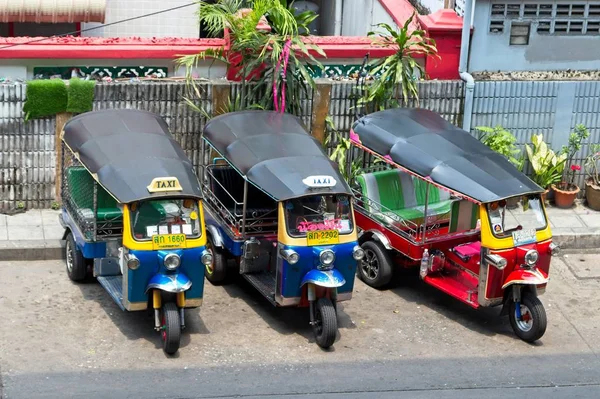 Bangkok Thailandia Mar 2019 Tre Tuk Tuk Parcheggiati Marciapiede Attesa — Foto Stock