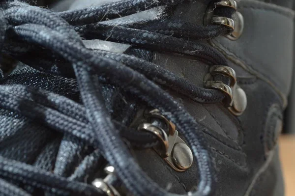 Крупним планом знімок чорного чоботяного взуття мережива — стокове фото