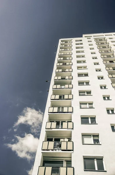 Alacsony látószögű kilátás egy apartman épület alatt a napfény és a kék ég — Stock Fotó