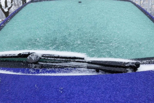 Κοντινό πλάνο παγετού σε μπλε αυτοκίνητο κατά τη διάρκεια του χειμώνα — Φωτογραφία Αρχείου