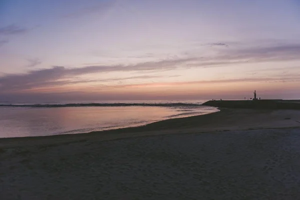 Vista fascinante do belo oceano e da praia durante o pôr do sol — Fotografia de Stock