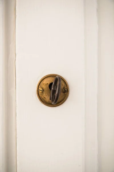 ประตูวินเทจที่มีกุญแจในหลุมกุญแจ — ภาพถ่ายสต็อก