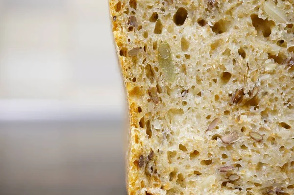 Closeup tiro de um pão de pão caseiro rico em fibras — Fotografia de Stock
