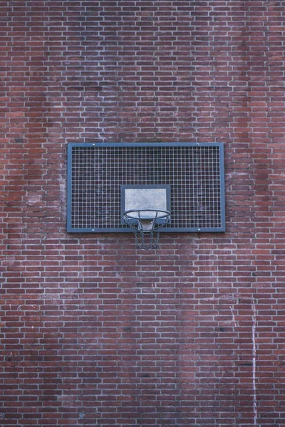 Vue en grand format d'un anneau de basket-ball sur le mur de brique d'un bâtiment — Photo