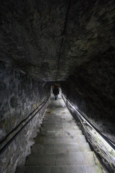 Vysoký úhel záběru člověka jde dolů v tunelu — Stock fotografie