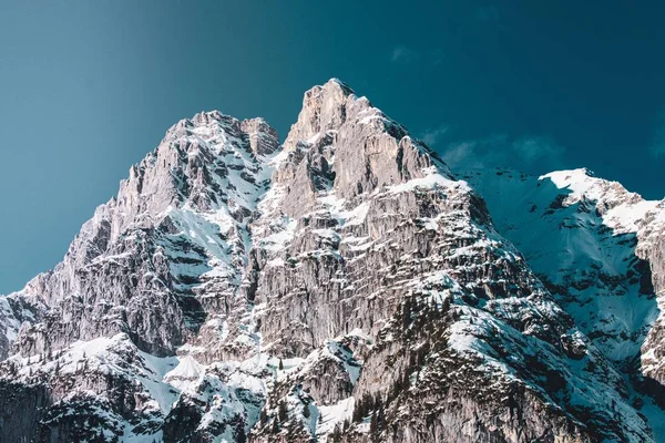 冬にその下の山脈の一部の広いショット — ストック写真