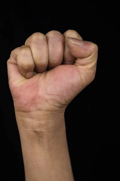 女性のエンパワーメントと権利を示す彼女の拳を示す腕を伸ばしている中年の女性 — ストック写真