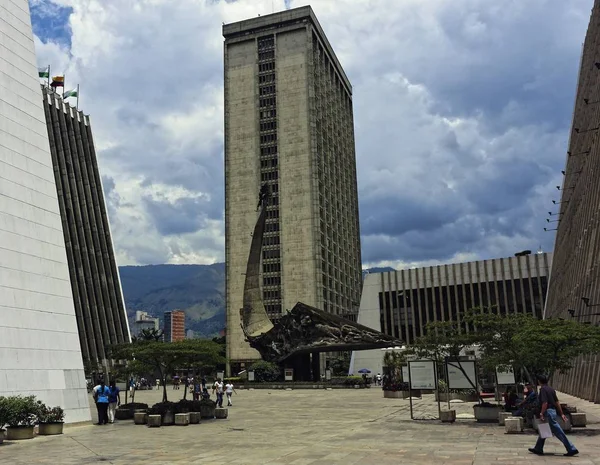 Gran angular disparado de un gran edificio bajo un cielo lleno de nubes. — Foto de Stock